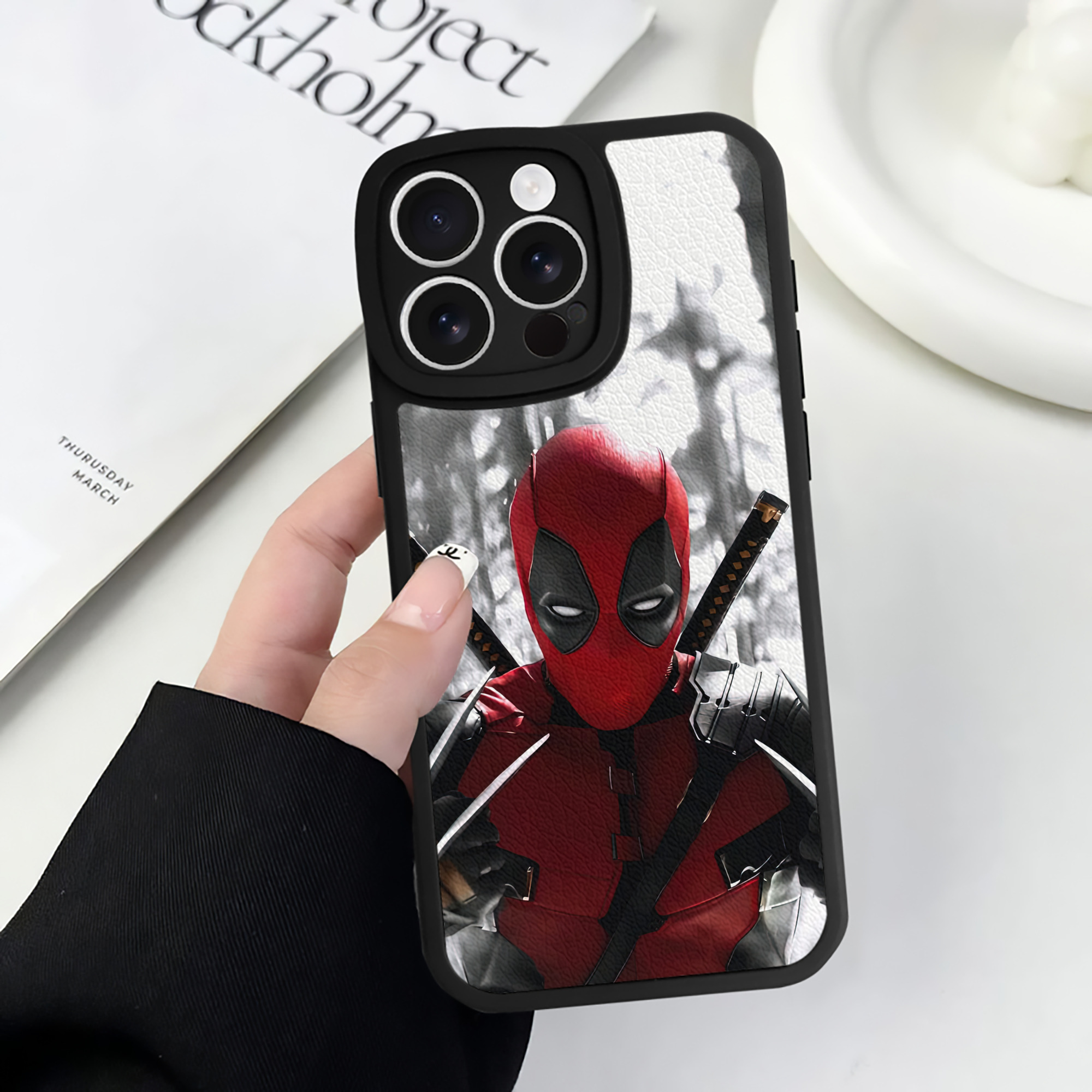 （画像用） Deadpool デッドプール 【iPhone 16シリーズ対応】シリコンスマホケース（レザー調） 材質：シリコン